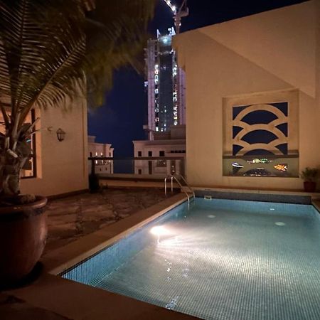 Neyar Beach Vibes - The Penthouse Hostel Dubai Bagian luar foto