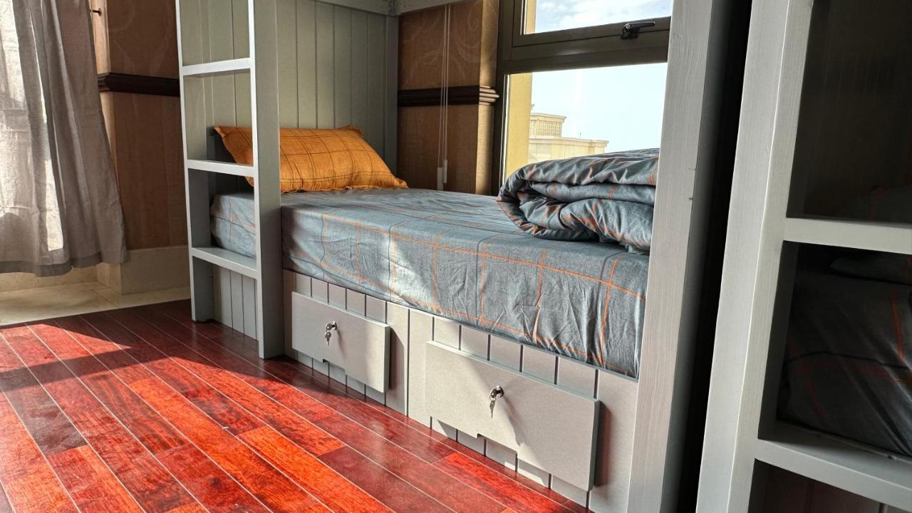 Neyar Beach Vibes - The Penthouse Hostel Dubai Bagian luar foto