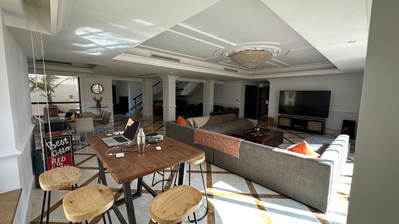Neyar Beach Vibes - The Penthouse Hostel Dubai Bagian luar foto